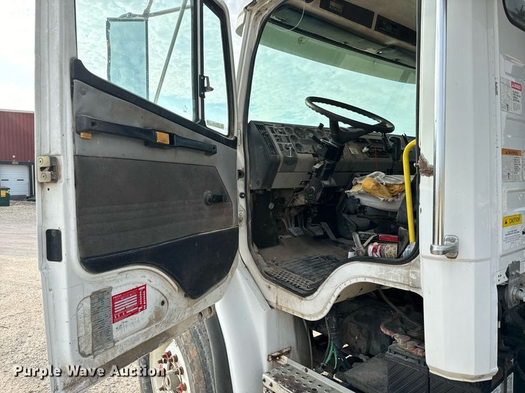 image for item MV9169 2000 Freightliner FL80 roll-off container truck