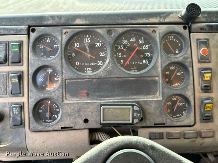 image for item MV9169 2000 Freightliner FL80 roll-off container truck