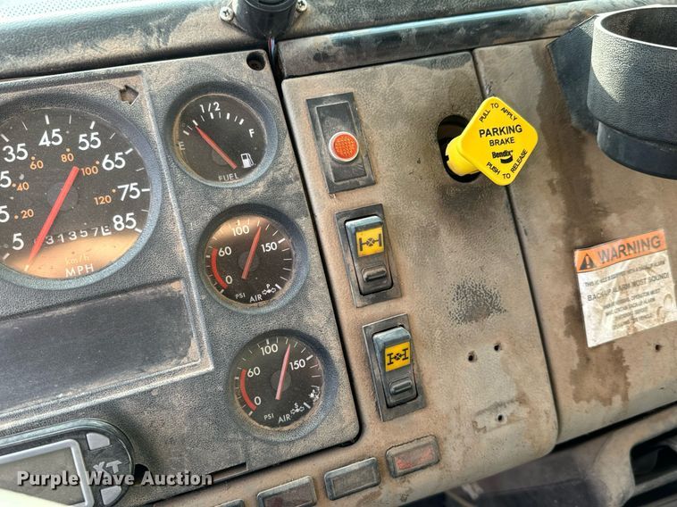 image for item MV9169 2000 Freightliner FL80 roll-off container truck