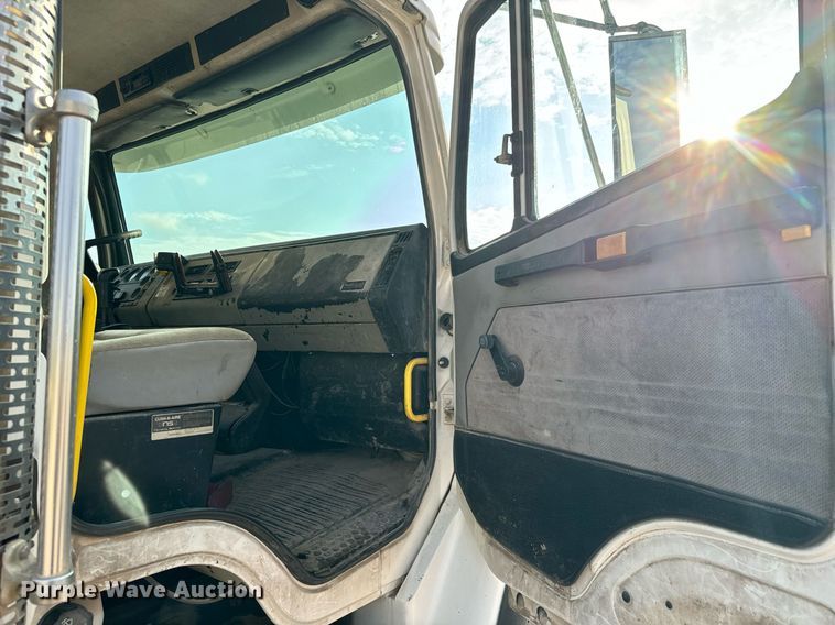 image for item MV9169 2000 Freightliner FL80 roll-off container truck