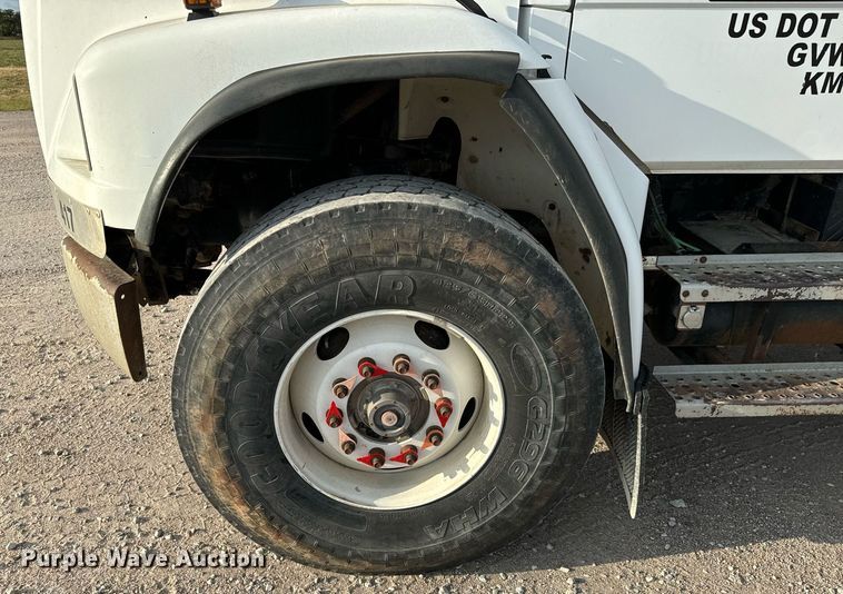 image for item MV9169 2000 Freightliner FL80 roll-off container truck