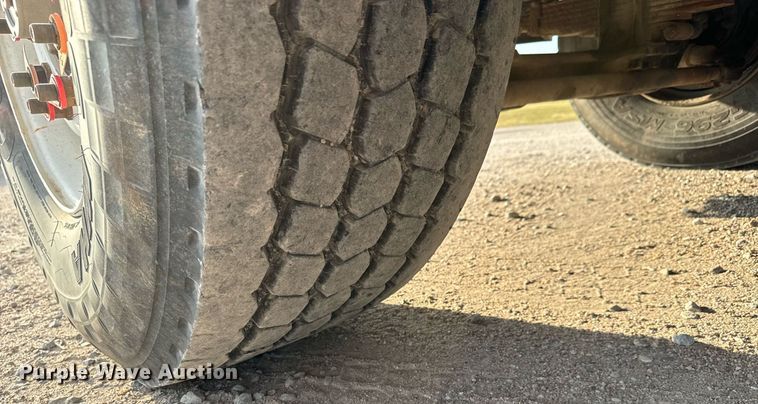 image for item MV9169 2000 Freightliner FL80 roll-off container truck