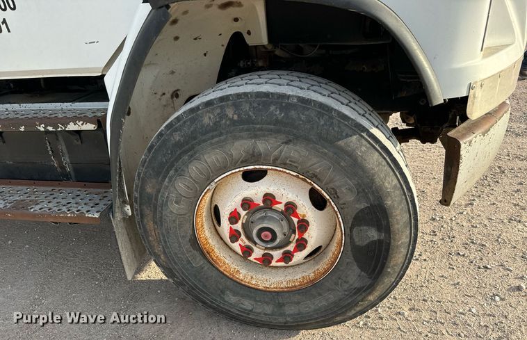 image for item MV9169 2000 Freightliner FL80 roll-off container truck