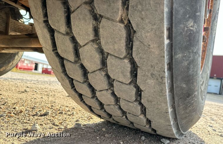 image for item MV9169 2000 Freightliner FL80 roll-off container truck