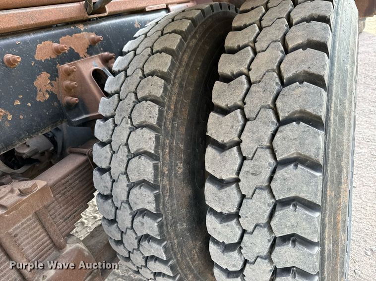 image for item MV9169 2000 Freightliner FL80 roll-off container truck