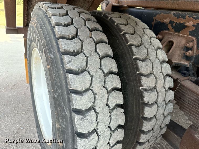 image for item MV9169 2000 Freightliner FL80 roll-off container truck