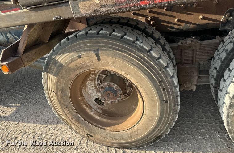 image for item MV9169 2000 Freightliner FL80 roll-off container truck