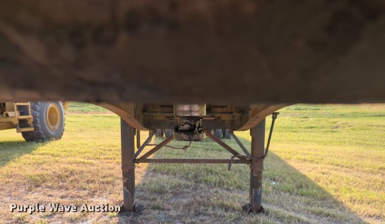 image for item NW9667 2005 Utility Trailers FS2CHA flatbed trailer