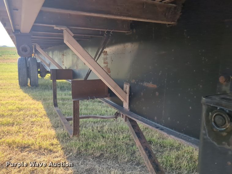 image for item NW9667 2005 Utility Trailers FS2CHA flatbed trailer