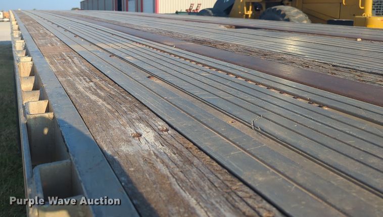 image for item NW9667 2005 Utility Trailers FS2CHA flatbed trailer