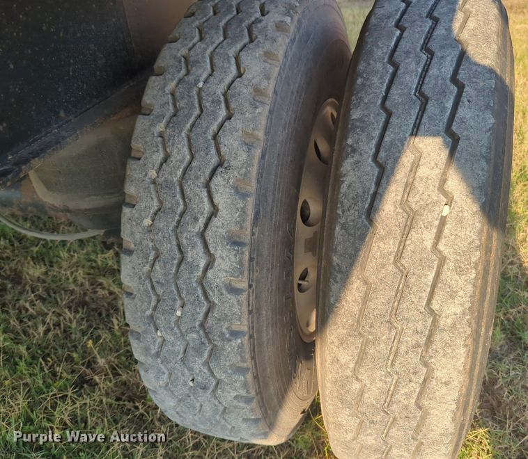 image for item NW9667 2005 Utility Trailers FS2CHA flatbed trailer