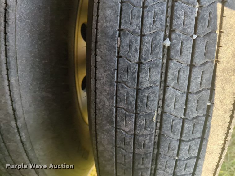 image for item NW9667 2005 Utility Trailers FS2CHA flatbed trailer