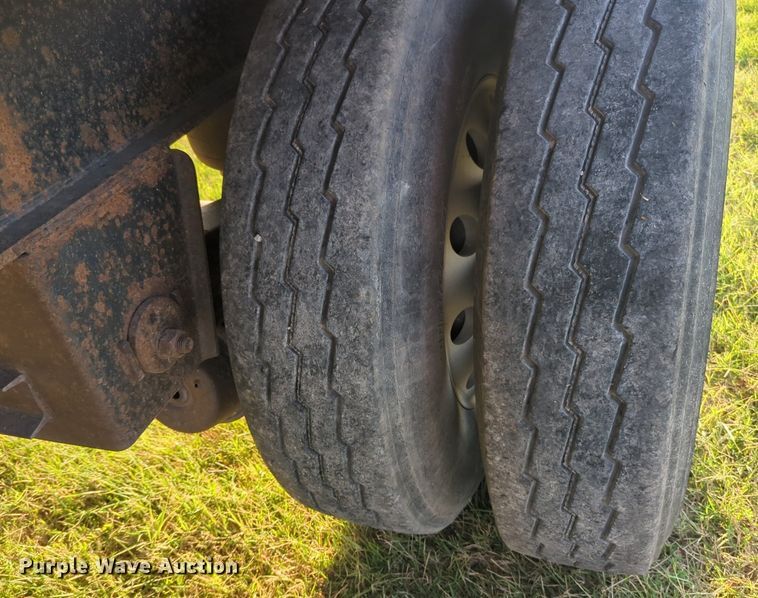 image for item NW9667 2005 Utility Trailers FS2CHA flatbed trailer