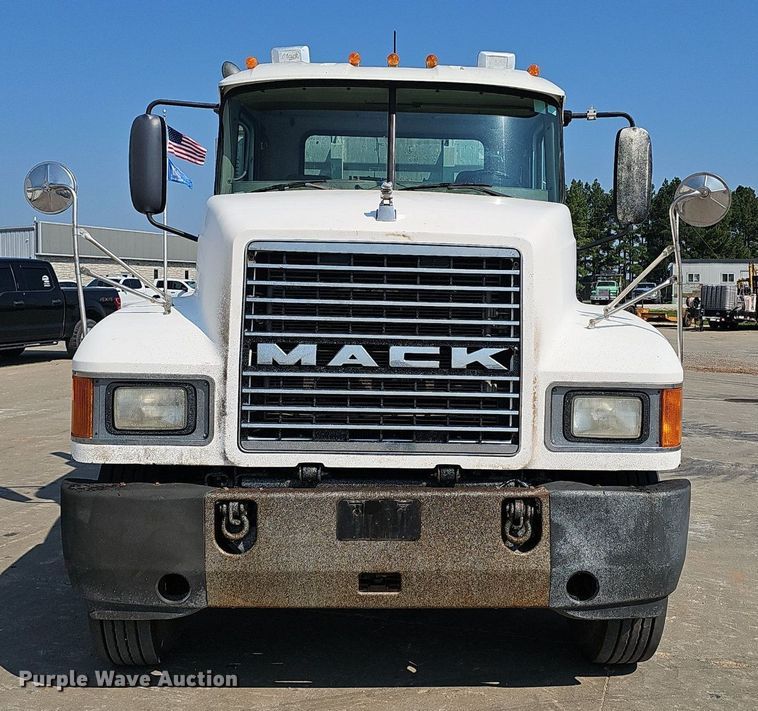 image for item NX9139 2007 Mack CHN semi truck