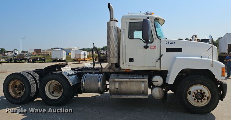 image for item NX9139 2007 Mack CHN semi truck