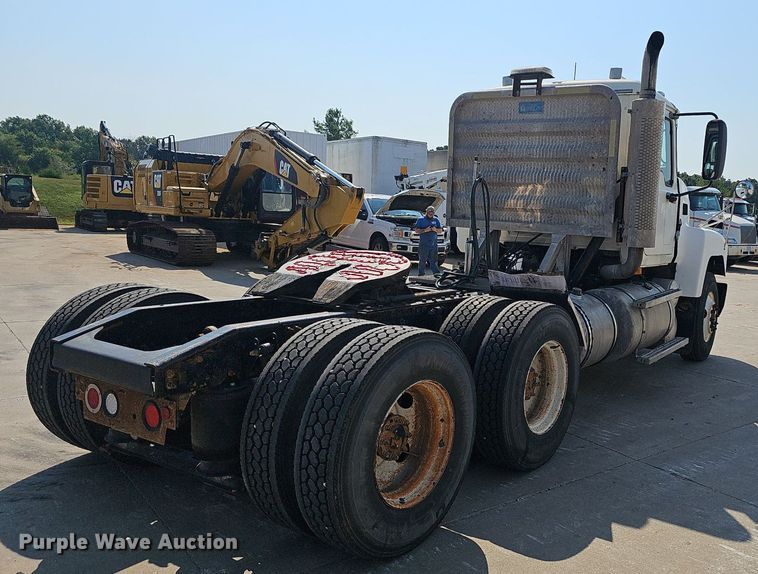 image for item NX9139 2007 Mack CHN semi truck