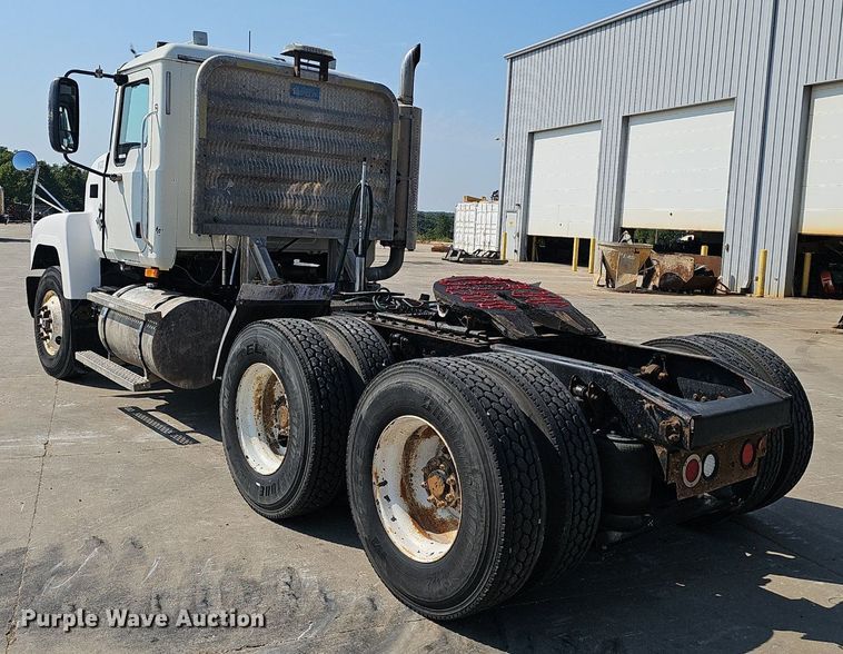 image for item NX9139 2007 Mack CHN semi truck