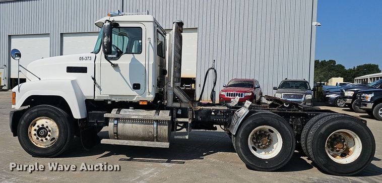 image for item NX9139 2007 Mack CHN semi truck
