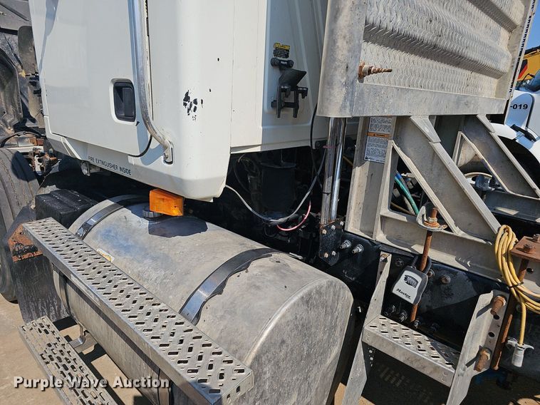 image for item NX9139 2007 Mack CHN semi truck