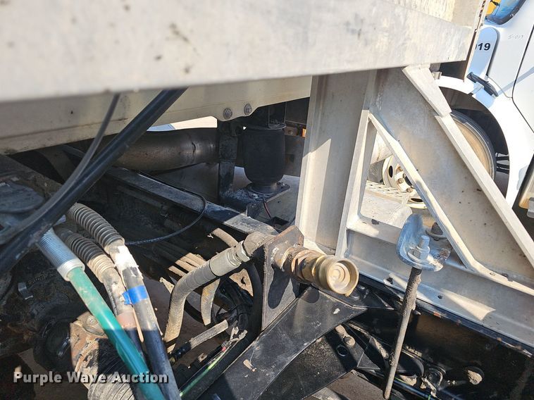 image for item NX9139 2007 Mack CHN semi truck