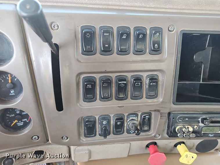 image for item NX9139 2007 Mack CHN semi truck