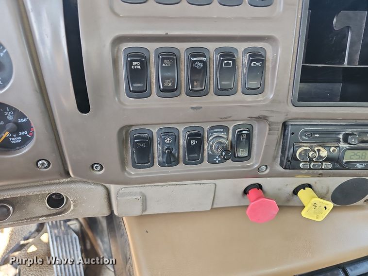 image for item NX9139 2007 Mack CHN semi truck