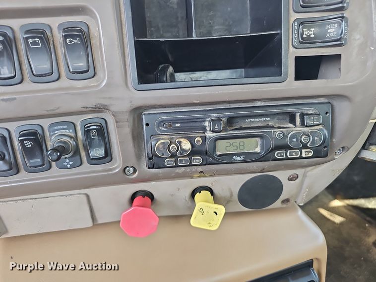 image for item NX9139 2007 Mack CHN semi truck