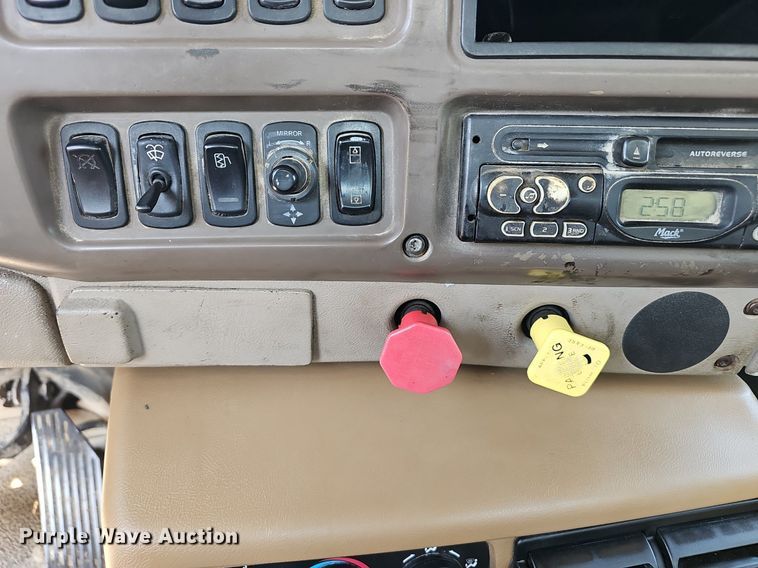 image for item NX9139 2007 Mack CHN semi truck