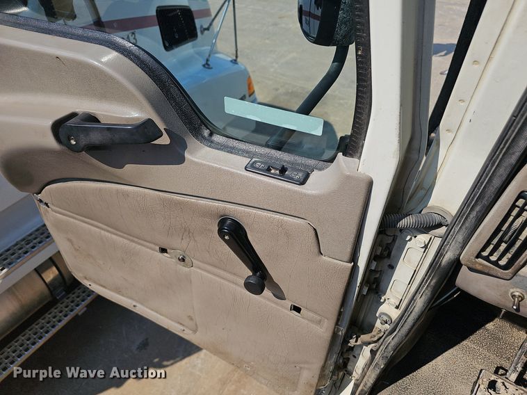 image for item NX9139 2007 Mack CHN semi truck