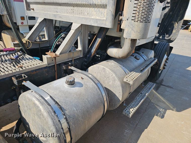 image for item NX9139 2007 Mack CHN semi truck