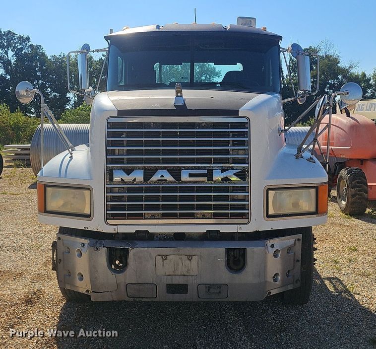 image for item NX9176 2000 Mack  CH613  semi truck