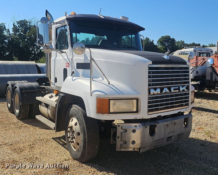 image for item NX9176 2000 Mack  CH613  semi truck