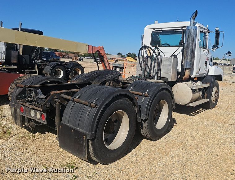 image for item NX9176 2000 Mack  CH613  semi truck