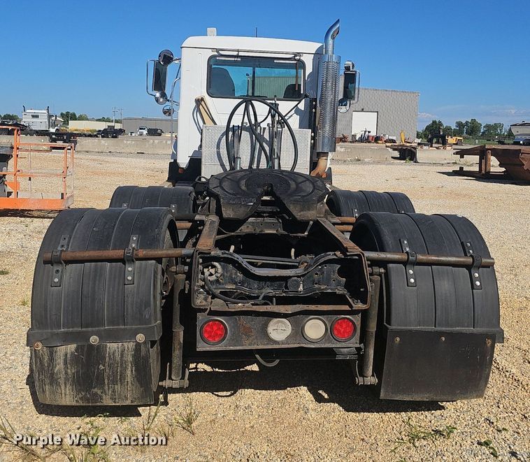 image for item NX9176 2000 Mack  CH613  semi truck