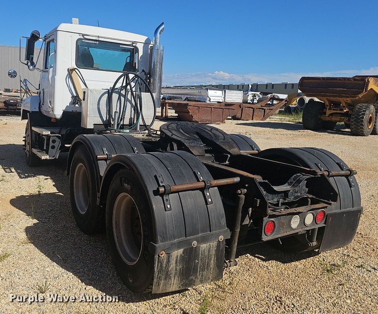 image for item NX9176 2000 Mack  CH613  semi truck