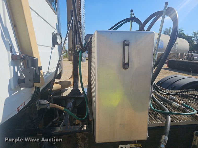 image for item NX9176 2000 Mack  CH613  semi truck