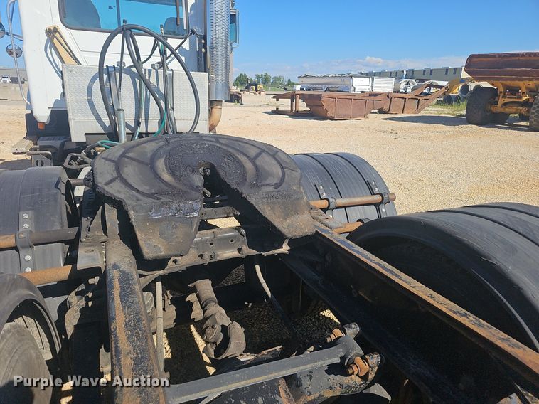 image for item NX9176 2000 Mack  CH613  semi truck