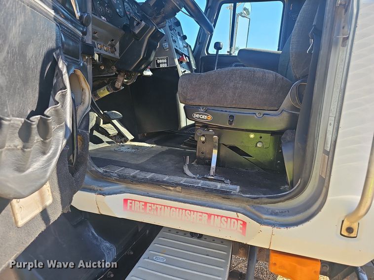 image for item NX9176 2000 Mack  CH613  semi truck