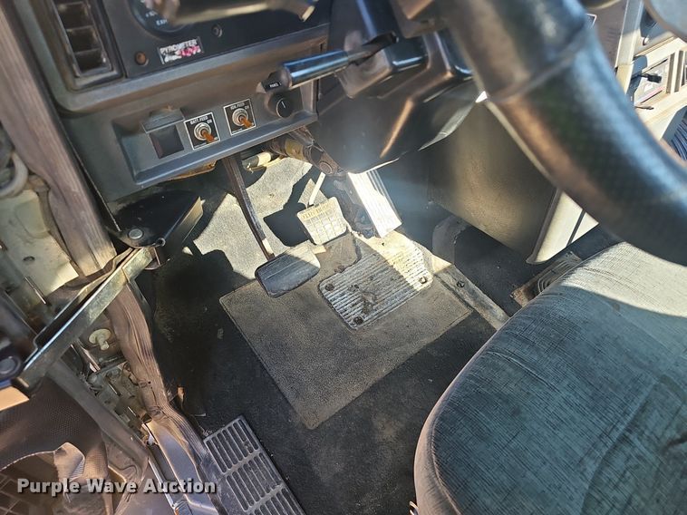 image for item NX9176 2000 Mack  CH613  semi truck