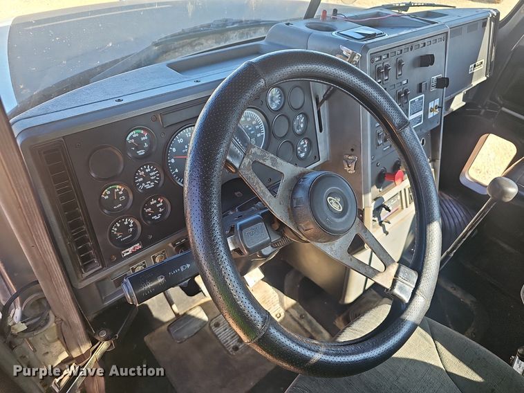 image for item NX9176 2000 Mack  CH613  semi truck