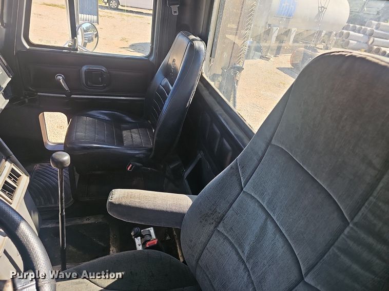 image for item NX9176 2000 Mack  CH613  semi truck