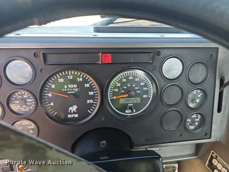 image for item NX9176 2000 Mack  CH613  semi truck