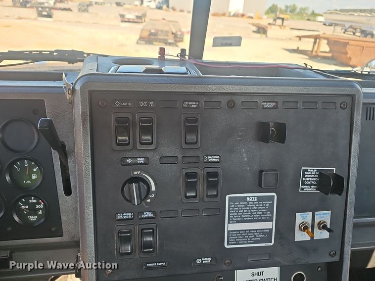 image for item NX9176 2000 Mack  CH613  semi truck