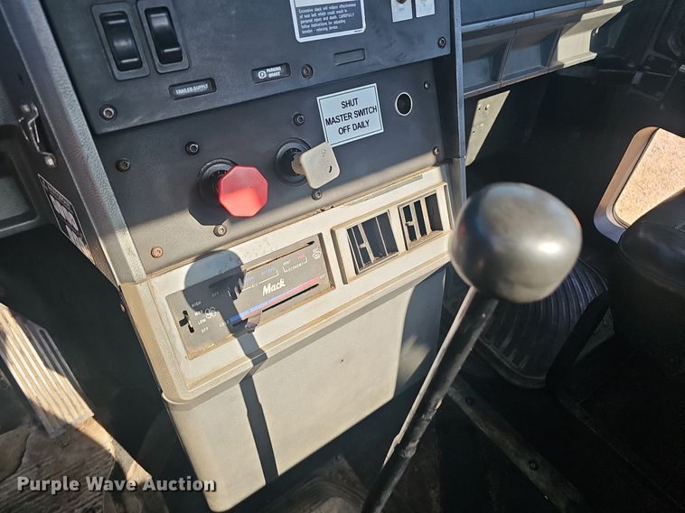 image for item NX9176 2000 Mack  CH613  semi truck