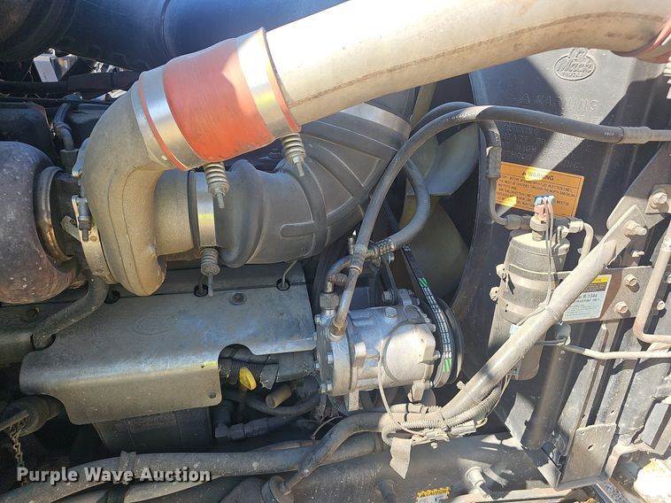 image for item NX9176 2000 Mack  CH613  semi truck