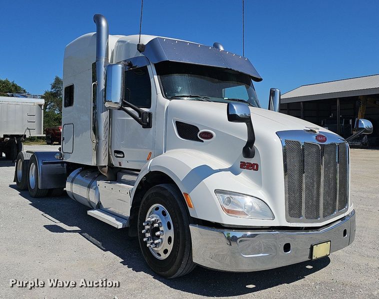 image for item NX9178 2016 Peterbilt 579 semi truck