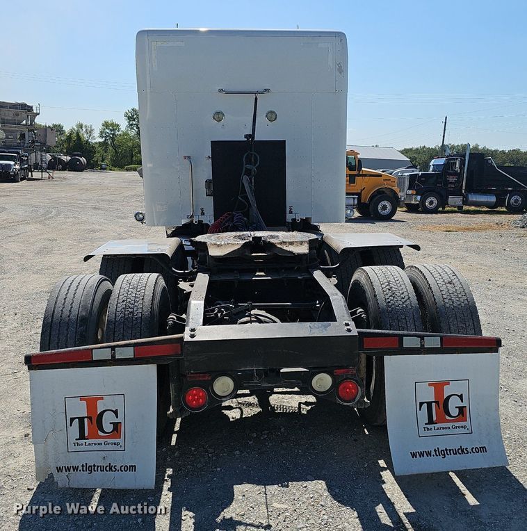 image for item NX9178 2016 Peterbilt 579 semi truck