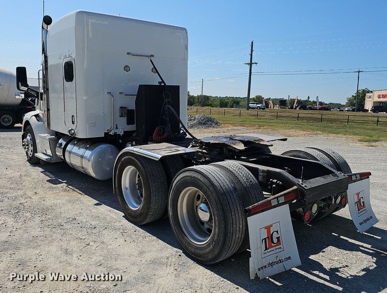 image for item NX9178 2016 Peterbilt 579 semi truck