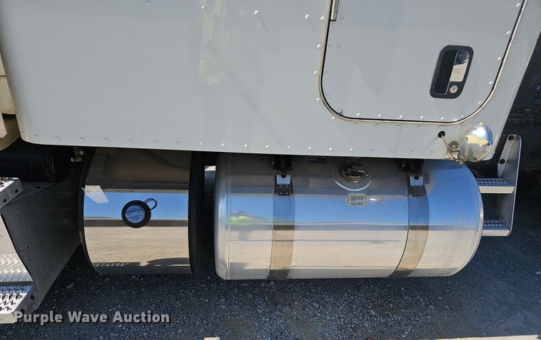 image for item NX9178 2016 Peterbilt 579 semi truck