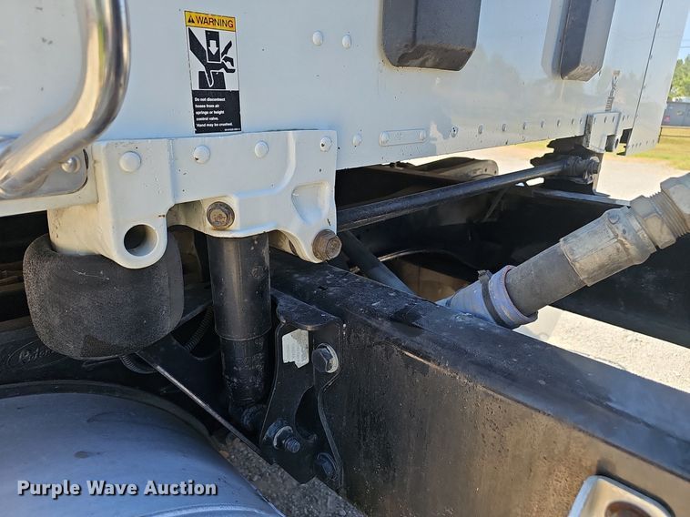 image for item NX9178 2016 Peterbilt 579 semi truck